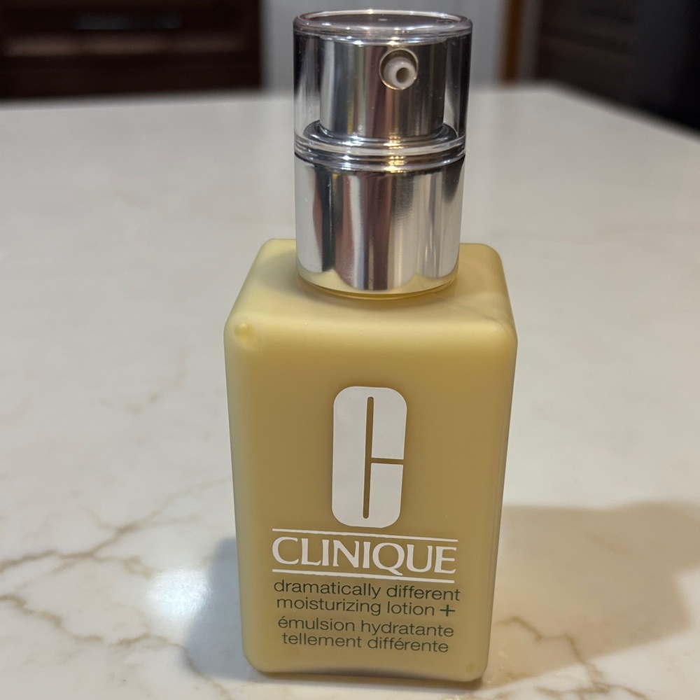Clinique Dramatically Different Moisturizing Lotion+ 4.2 oz / 125ml NWT Hydratin - Picture 3 of 3
